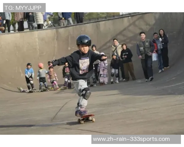 重庆滑板队在极限运动嘉年华中的灵活性表现引发热议与赞赏